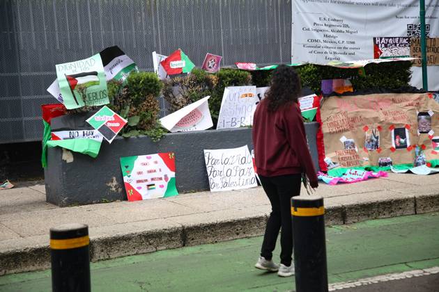 October 7, 2026: TO-45388 & x2013; Mexico City, October 7, 2026: Hundreds of students from the Rafael Ram& xed;rez National Federation of Revolutionary Students are protesting against the genocide in Palestine at the former U.S. Embassy site in Mexico City, where they smashed pi& xf1;atas bearing the likenesses of Donald Trump and Benjamin Netanyahu. Photo: Ian Robles .com.mx - ZUMAcs4_ 20261007_faa_cs4_194 Copyright: xClasosx