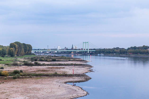 Niedrigwasser am Rhein: Trockenes Flussbett vor der Rodenkirchener Brücke (A4) - 07.10.26 Blick von der Eisenbahn-Südbrücke in Köln rheinaufwärts Richtung Süden auf die Rodenkirchener Autobahnbrücke (A4). Im Vordergrund liegt das Flussbett großflächig trocken. Der Pegel Köln liegt mit 43 cm auf Rekordniveau, nur wenig über dem Tiefstwert von 40 cm. Ab Donnerstag leitet eine Regenfront den Herbst ein und bringt den Pegeln erste Entspannung. Köln Südbrücke Nordrhein-Westfalen Deutschland Copyright: xMarcxJohnx