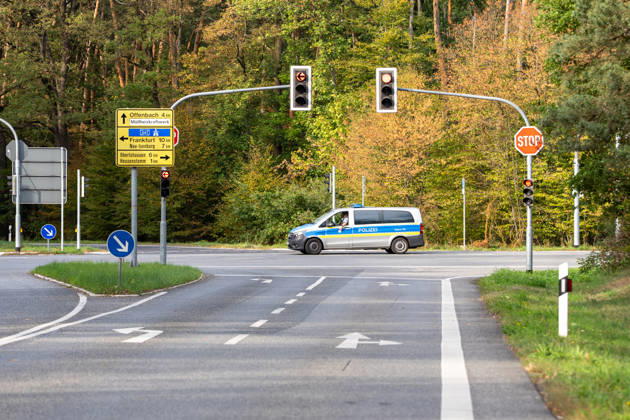 250kg Weltkriegsbombe in Stadtwald gefunden - Sprengung am selben Tag notwendig Am Mittwoch, 07.10.2026, wurde im Bereich des Wildhofs im Offenbacher Stadtwald eine rund 250 Kilogramm schwere Weltkriegsbombe kontrolliert gesprengt. Der Kampfmittelräumdienst beseitigte das Kampfmittel am Nachmittag wie geplant. Zuvor war der Evakuierungsradius auf 300 Meter reduziert worden, sodass das Energiewerk der EVO nicht geräumt werden musste. Auf Heusenstammer Gemarkung waren keine Evakuierungen erforderlich. Die Sperrungen auf der Dietzenbacher Straße und der Landesstraße 3117 wurden aufgehoben. Offenbach am Main Hessen Deutschland