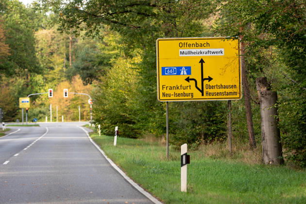 250kg Weltkriegsbombe in Stadtwald gefunden - Sprengung am selben Tag notwendig Am Mittwoch, 07.10.2026, wurde im Bereich des Wildhofs im Offenbacher Stadtwald eine rund 250 Kilogramm schwere Weltkriegsbombe kontrolliert gesprengt. Der Kampfmittelräumdienst beseitigte das Kampfmittel am Nachmittag wie geplant. Zuvor war der Evakuierungsradius auf 300 Meter reduziert worden, sodass das Energiewerk der EVO nicht geräumt werden musste. Auf Heusenstammer Gemarkung waren keine Evakuierungen erforderlich. Die Sperrungen auf der Dietzenbacher Straße und der Landesstraße 3117 wurden aufgehoben. Offenbach am Main Hessen Deutschland