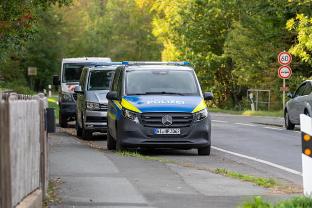 250kg Weltkriegsbombe in Stadtwald gefunden - Sprengung am selben Tag notwendig Am Mittwoch, 07.10.2026, wurde im Bereich des Wildhofs im Offenbacher Stadtwald eine rund 250 Kilogramm schwere Weltkriegsbombe kontrolliert gesprengt. Der Kampfmittelräumdienst beseitigte das Kampfmittel am Nachmittag wie geplant. Zuvor war der Evakuierungsradius auf 300 Meter reduziert worden, sodass das Energiewerk der EVO nicht geräumt werden musste. Auf Heusenstammer Gemarkung waren keine Evakuierungen erforderlich. Die Sperrungen auf der Dietzenbacher Straße und der Landesstraße 3117 wurden aufgehoben. Offenbach am Main Hessen Deutschland