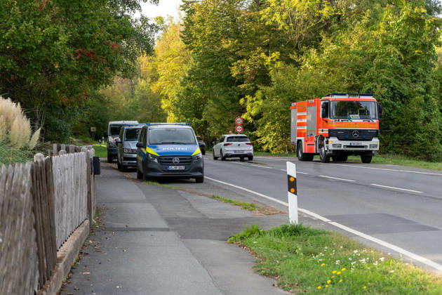 250kg Weltkriegsbombe in Stadtwald gefunden - Sprengung am selben Tag notwendig Am Mittwoch, 07.10.2026, wurde im Bereich des Wildhofs im Offenbacher Stadtwald eine rund 250 Kilogramm schwere Weltkriegsbombe kontrolliert gesprengt. Der Kampfmittelräumdienst beseitigte das Kampfmittel am Nachmittag wie geplant. Zuvor war der Evakuierungsradius auf 300 Meter reduziert worden, sodass das Energiewerk der EVO nicht geräumt werden musste. Auf Heusenstammer Gemarkung waren keine Evakuierungen erforderlich. Die Sperrungen auf der Dietzenbacher Straße und der Landesstraße 3117 wurden aufgehoben. Offenbach am Main Hessen Deutschland