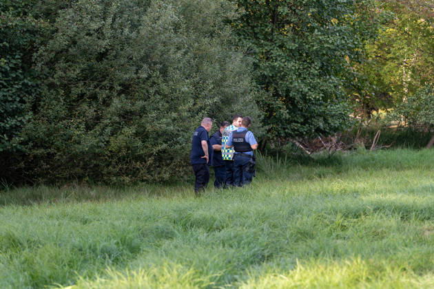 250kg Weltkriegsbombe in Stadtwald gefunden - Sprengung am selben Tag notwendig Am Mittwoch, 07.10.2026, wurde im Bereich des Wildhofs im Offenbacher Stadtwald eine rund 250 Kilogramm schwere Weltkriegsbombe kontrolliert gesprengt. Der Kampfmittelräumdienst beseitigte das Kampfmittel am Nachmittag wie geplant. Zuvor war der Evakuierungsradius auf 300 Meter reduziert worden, sodass das Energiewerk der EVO nicht geräumt werden musste. Auf Heusenstammer Gemarkung waren keine Evakuierungen erforderlich. Die Sperrungen auf der Dietzenbacher Straße und der Landesstraße 3117 wurden aufgehoben. Offenbach am Main Hessen Deutschland