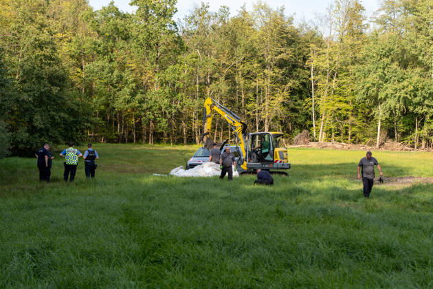 250kg Weltkriegsbombe in Stadtwald gefunden - Sprengung am selben Tag notwendig Am Mittwoch, 07.10.2026, wurde im Bereich des Wildhofs im Offenbacher Stadtwald eine rund 250 Kilogramm schwere Weltkriegsbombe kontrolliert gesprengt. Der Kampfmittelräumdienst beseitigte das Kampfmittel am Nachmittag wie geplant. Zuvor war der Evakuierungsradius auf 300 Meter reduziert worden, sodass das Energiewerk der EVO nicht geräumt werden musste. Auf Heusenstammer Gemarkung waren keine Evakuierungen erforderlich. Die Sperrungen auf der Dietzenbacher Straße und der Landesstraße 3117 wurden aufgehoben. Offenbach am Main Hessen Deutschland