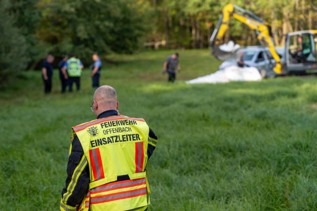 250kg Weltkriegsbombe in Stadtwald gefunden - Sprengung am selben Tag notwendig Am Mittwoch, 07.10.2026, wurde im Bereich des Wildhofs im Offenbacher Stadtwald eine rund 250 Kilogramm schwere Weltkriegsbombe kontrolliert gesprengt. Der Kampfmittelräumdienst beseitigte das Kampfmittel am Nachmittag wie geplant. Zuvor war der Evakuierungsradius auf 300 Meter reduziert worden, sodass das Energiewerk der EVO nicht geräumt werden musste. Auf Heusenstammer Gemarkung waren keine Evakuierungen erforderlich. Die Sperrungen auf der Dietzenbacher Straße und der Landesstraße 3117 wurden aufgehoben. Offenbach am Main Hessen Deutschland