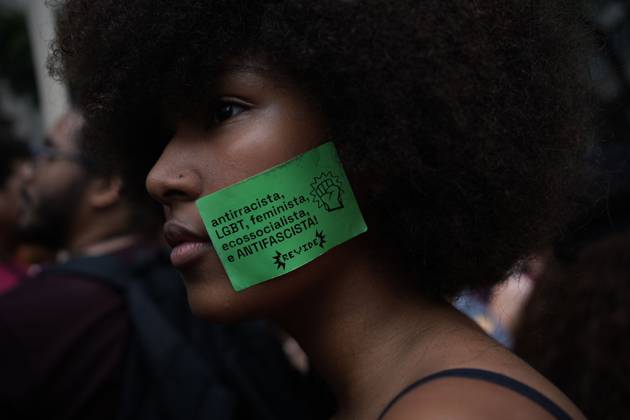 October 7, 2026, Rio De Janeiro, Brazil: RIO DE JANEIRO, BRAZIL, OCTOBER 7, 2026: Students, youth organizations and activists march through central Rio de Janeiro in support of President Luiz Inacio Lula da Silva and against presidential candidate Flavio Bolsonaro ahead of Brazil s presidential runoff. Demonstrators marched from Candelaria to Cinelandia carrying pro-Lula and anti-far-right banners while calling for the defense of democracy, public education and student rights. Lula and Bolsonaro will face each other in the second round of the presidential election on October 25. Photo: JNA PRESS Rio De Janeiro Brazil - ZUMAq101 20261007_zna_q101_367 Copyright: xMarianaxGreifx