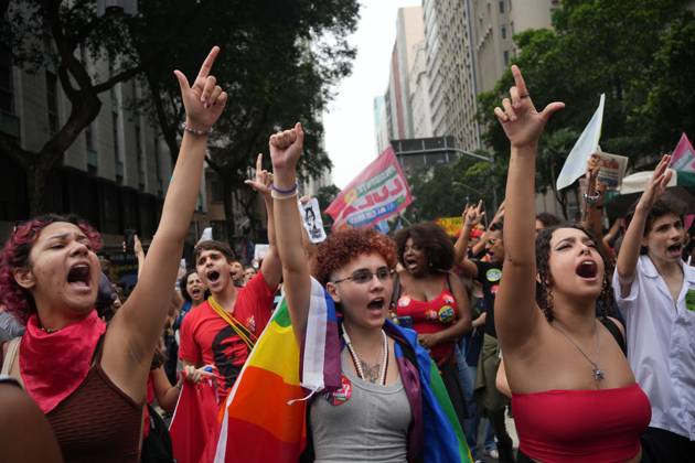 October 7, 2026, Rio De Janeiro, Brazil: RIO DE JANEIRO, BRAZIL, OCTOBER 7, 2026: Students, youth organizations and activists march through central Rio de Janeiro in support of President Luiz Inacio Lula da Silva and against presidential candidate Flavio Bolsonaro ahead of Brazil s presidential runoff. Demonstrators marched from Candelaria to Cinelandia carrying pro-Lula and anti-far-right banners while calling for the defense of democracy, public education and student rights. Lula and Bolsonaro will face each other in the second round of the presidential election on October 25. Photo: JNA PRESS Rio De Janeiro Brazil - ZUMAq101 20261007_zna_q101_369 Copyright: xMarianaxGreifx
