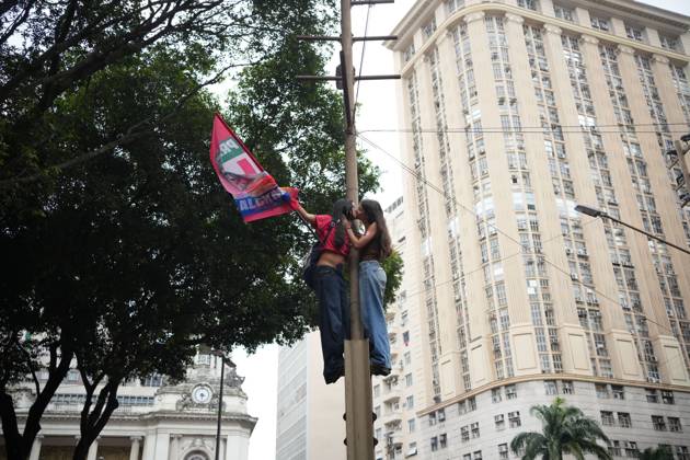 October 7, 2026, Rio De Janeiro, Brazil: RIO DE JANEIRO, BRAZIL, OCTOBER 7, 2026: Students, youth organizations and activists march through central Rio de Janeiro in support of President Luiz Inacio Lula da Silva and against presidential candidate Flavio Bolsonaro ahead of Brazil s presidential runoff. Demonstrators marched from Candelaria to Cinelandia carrying pro-Lula and anti-far-right banners while calling for the defense of democracy, public education and student rights. Lula and Bolsonaro will face each other in the second round of the presidential election on October 25. Photo: JNA PRESS Rio De Janeiro Brazil - ZUMAq101 20261007_zna_q101_370 Copyright: xMarianaxGreifx