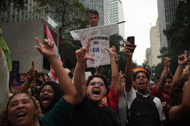 October 7, 2026, Rio De Janeiro, Brazil: RIO DE JANEIRO, BRAZIL, OCTOBER 7, 2026: Students, youth organizations and activists march through central Rio de Janeiro in support of President Luiz Inacio Lula da Silva and against presidential candidate Flavio Bolsonaro ahead of Brazil s presidential runoff. Demonstrators marched from Candelaria to Cinelandia carrying pro-Lula and anti-far-right banners while calling for the defense of democracy, public education and student rights. Lula and Bolsonaro will face each other in the second round of the presidential election on October 25. Photo: JNA PRESS Rio De Janeiro Brazil - ZUMAq101 20261007_zna_q101_372 Copyright: xMarianaxGreifx