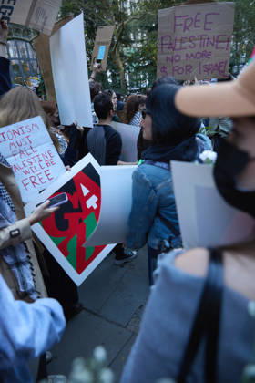 October 7, 2026, New York, New York, USA: A demonstrator raises a sign above the crowd during a pro-Palestinian protest at City Hall Park in New York City, New York. New York USA - ZUMAs237 20261007_aap_s237_014 Copyright: xMarkxJ.xSullivanx