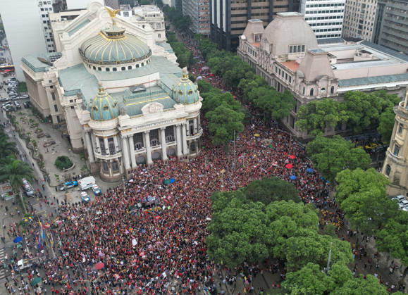 Thousands of demonstrators gathered in downtown Rio de Janeiro RIO DE JANEIRO, BRAZIL - OCTOBER 7: Thousands of demonstrators gathered in downtown in support of presidential candidate Luiz Inacio Lula da Silva (PT) ahead of the second round of Brazil’s presidential election in Rio de Janeiro on October 7, 2026. The demonstration, organized under the name Youth on the Streets for Democracy, began at Candelaria and continued with a march toward Cinelandia. Students gathered at noon for an event organized by the Rio de Janeiro State Students’ Union (UEE-RJ) as a peaceful demonstration in defense of democracy, student rights, education and equality. Fabio Teixeira Anadolu Rio de Janeiro Brazil. Editorial use only. Please get in touch for an Copyright: x2026xAnadoluxFabioxTeixeirax
