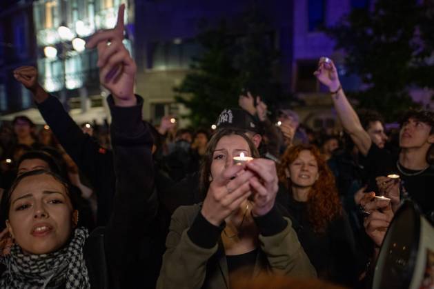 Demonstrations following Maricarmen s death in Madrid, Spain - 7 Oct 2026 Demonstrators hold candles while mourning the death of Maricarmen in Madrid Hundreds of people are demonstrating in central Madrid following the death of Maricarmen—the octogenarian evicted from her apartment after it was purchased by a real estate investment fund—an event that has sparked protests across Spain and contributed to the call for early elections. Madrid Spain Copyright: xDavidxCanalesx xSOPAxImagesx David-Canales-1456737