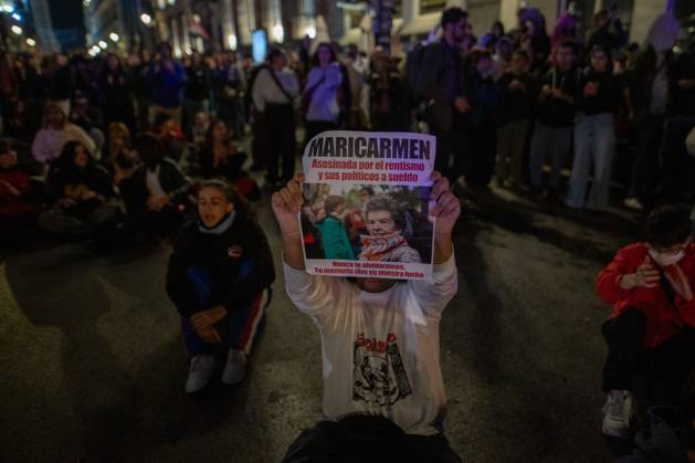 Demonstrations following Maricarmen s death in Madrid, Spain - 7 Oct 2026 Demonstrators carry signs bearing Maricarmen s face as they mourn her passing. Hundreds of people are demonstrating in central Madrid following the death of Maricarmen—the octogenarian evicted from her apartment after it was purchased by a real estate investment fund—an event that has sparked protests across Spain and contributed to the call for early elections. Madrid Spain Copyright: xDavidxCanalesx xSOPAxImagesx David-Canales-1456744