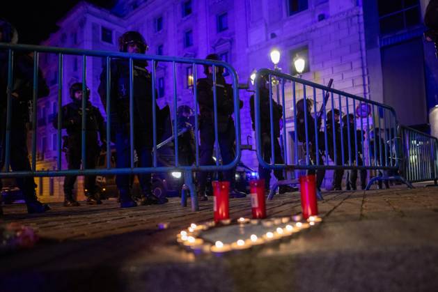 Demonstrations following Maricarmen s death in Madrid, Spain - 7 Oct 2026 Candles in honor of Maricarmen are lit in front of a group of riot police. Hundreds of people are demonstrating in central Madrid following the death of Maricarmen—the octogenarian evicted from her apartment after it was purchased by a real estate investment fund—an event that has sparked protests across Spain and contributed to the call for early elections. Madrid Spain Copyright: xDavidxCanalesx xSOPAxImagesx David-Canales-1456745