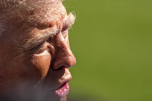 Trump Departs White House in Washington, USA - 7 Oct 26 President Donald Trump speaks to the media before departing on Marine One from the South Lawn of the White House. Trump was enroute to a campaign event in San Antonio, Texas. Washington United States Copyright: xJenxGolbeckx xSOPAxImagesx Jen-Golbeck-1456723
