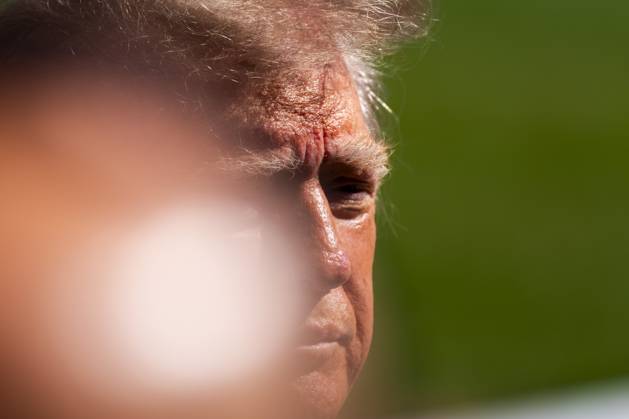 Trump Departs White House in Washington, USA - 7 Oct 26 President Donald Trump speaks to the media before departing on Marine One from the South Lawn of the White House. Trump was enroute to a campaign event in San Antonio, Texas. Washington United States Copyright: xJenxGolbeckx xSOPAxImagesx Jen-Golbeck-1456724