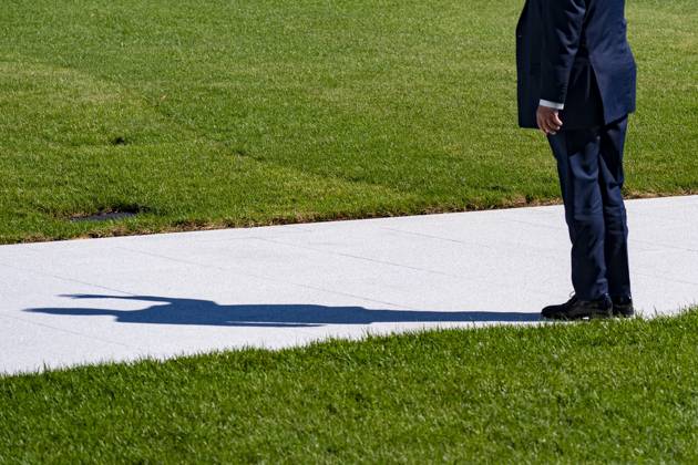 Trump Departs White House in Washington, USA - 7 Oct 26 President Donald Trump waves to supporters before departing on Marine One from the South Lawn of the White House. Trump was enroute to a campaign event in San Antonio, Texas. Washington United States Copyright: xJenxGolbeckx xSOPAxImagesx Jen-Golbeck-1456729