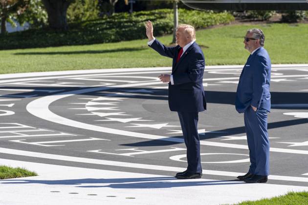 Trump Departs White House in Washington, USA - 7 Oct 26 President Donald Trump, joined by Sen. Ted Cruz, waves to supporters before departing on Marine One from the South Lawn of the White House. Trump was enroute to a campaign event in San Antonio, Texas. Washington United States Copyright: xJenxGolbeckx xSOPAxImagesx Jen-Golbeck-1456730