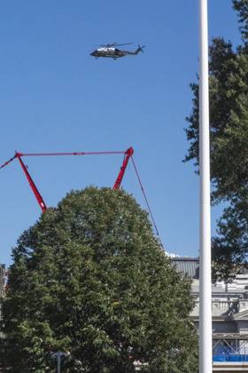 Trump Departs White House in Washington, USA - 7 Oct 26 Marine One, carrying President Donald Trump, circles over the White House ballroom that is under construction. Trump was enroute to a campaign event in San Antonio, Texas. Washington United States Copyright: xJenxGolbeckx xSOPAxImagesx Jen-Golbeck-1456732