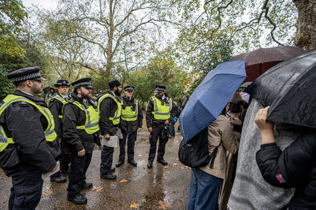 Pro-Israeil counter protestors challenge pro-Palestine demonstrators in London, UK - 7 OCT 2026. Police seen standing as pro-Palestine activists from London universities shield themselves behind a protective wall of umbrellas on their march. Pro-Palestine activists from Central London Universities chose the 3rd anniversary of the October 7th attack by Hamas to protest against Israel’s war on Gaza. They clashed en route with pro-Israeli counter protestors. The demonstration was arranged by an inter-uni coalition that includes King’s College and LSE. London United Kingdom Copyright: xLabxMox xSOPAxImagesx LabMO_Oct_7th_Uni_Protest_SOPA_3