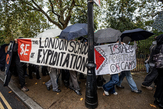 Pro-Israeil counter protestors challenge pro-Palestine demonstrators in London, UK - 7 OCT 2026. Pro-Palestine activists from London universities seen shielding themselves behind a protective wall of umbrellas and large banners during their march . Pro-Palestine activists from Central London Universities chose the 3rd anniversary of the October 7th attack by Hamas to protest against Israel’s war on Gaza. They clashed en route with pro-Israeli counter protestors. The demonstration was arranged by an inter-uni coalition that includes King’s College and LSE. London United Kingdom Copyright: xLabxMox xSOPAxImagesx LabMO_Oct_7th_Uni_Protest_SOPA_4