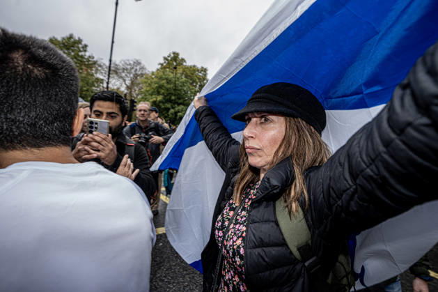Pro-Israeil counter protestors challenge pro-Palestine demonstrators in London, UK - 7 OCT 2026. A woman seen holding a large flag during the 3rd anniversary of the October 7th attack by Hamas to protest against Israel’s war on Gaza. Pro-Palestine activists from Central London Universities chose the 3rd anniversary of the October 7th attack by Hamas to protest against Israel’s war on Gaza. They clashed en route with pro-Israeli counter protestors. The demonstration was arranged by an inter-uni coalition that includes King’s College and LSE. London United Kingdom Copyright: xLabxMox xSOPAxImagesx LabMO_Oct_7th_Uni_Protest_SOPA_7