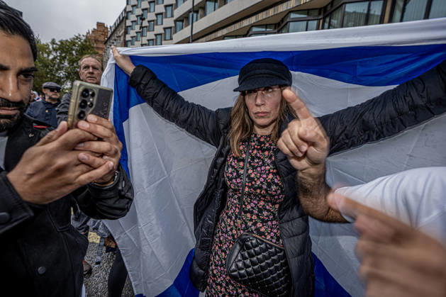 Pro-Israeil counter protestors challenge pro-Palestine demonstrators in London, UK - 7 OCT 2026. A woman seen holding a large flag during the 3rd anniversary of the October 7th attack by Hamas to protest against Israel’s war on Gaza while other protesters filming in front of her. Pro-Palestine activists from Central London Universities chose the 3rd anniversary of the October 7th attack by Hamas to protest against Israel’s war on Gaza. They clashed en route with pro-Israeli counter protestors. The demonstration was arranged by an inter-uni coalition that includes King’s College and LSE. London United Kingdom Copyright: xLabxMox xSOPAxImagesx LabMO_Oct_7th_Uni_Protest_SOPA_8