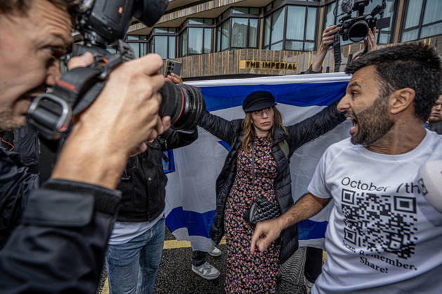 Pro-Israeil counter protestors challenge pro-Palestine demonstrators in London, UK - 7 OCT 2026. A woman seen holding a large flag during the 3rd anniversary of the October 7th attack by Hamas to protest against Israel’s war on Gaza while other protesters filming in front of her. Pro-Palestine activists from Central London Universities chose the 3rd anniversary of the October 7th attack by Hamas to protest against Israel’s war on Gaza. They clashed en route with pro-Israeli counter protestors. The demonstration was arranged by an inter-uni coalition that includes King’s College and LSE. London United Kingdom Copyright: xLabxMox xSOPAxImagesx LabMO_Oct_7th_Uni_Protest_SOPA_9