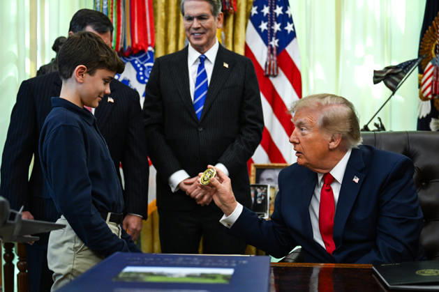 WASHINGTON, DC - OCT. 7: United States President Donald J Trump hands a challenge coin to a child during an announcement on Trump Accounts in the Oval Office of the White House in Washington, DC, USA, on Wednesday, October 7, 2026. Standing behind the President, from left to right: Frank J Bisignano, Commissioner, Social Security Administration (SSA); and US Secretary of the Treasury Scott Bessent. Copyright: xAnnabellexGordon PoolxviaxCNPx MediaPunchx