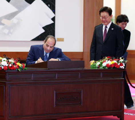 S. Korea-Egypt summit S. Korea-Egypt summit South Korean President Lee Jae Myung (R) looks on as Egyptian President Abdel Fattah El-Sisi signs a guest book before they hold summit talks at the presidential office Cheong Wa Dae in Seoul on Oct. 8, 2026. (Yonhap) 2026-10-08 11:27:15 <Copyright ¨Ï 1980-2026 YONHAPNEWS AGENCY. .> ¼¿ïƯº°½Ã EDITORIAL USE ONLY Copyright: xx Korea-Egypt ???x yonphotos257507