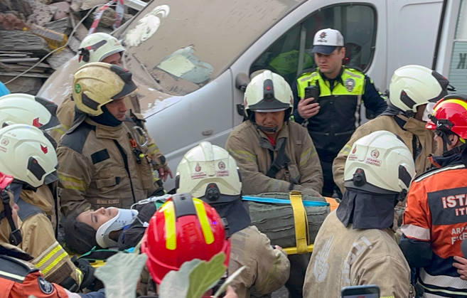 Partial collapse occurs in 7-story building in Istanbul s Maltepe district ISTANBUL, TURKIYE - OCTOBER 8: Search and rescue teams evacuate an injured person on a stretcher before the injured person is taken to a hospital by ambulance after the lower floors of a seven-story building partially collapse in the Maltepe district of Istanbul, Turkiye, on October 8, 2026. Selami Kucukoglu Anadolu Istanbul Turkey. Editorial use only. Please get in touch for any other usage.  Copyright: x2026xAnadoluxSelamixKucukoglux