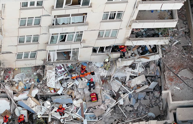 Partial collapse occurs in 7-story building in Istanbul s Maltepe district ISTANBUL, TURKIYE - OCTOBER 8: An aerial view shows search and rescue operations underway after the lower floors of a seven-story building partially collapse in the Maltepe district of Istanbul, Turkiye, on October 8, 2026. Murat Sengul Anadolu Istanbul Turkey. Editorial use only. Please get in touch for any other usage.  Copyright: x2026xAnadoluxMuratxSengulx