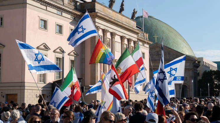 Gedenkfeier auf dem Bebelplatz in Berlin-Mitte, Zentrum der deutschen Hauptstadt;Gedenkveranstaltung 3. Jahrestag Terroranschlag der Hamas in Israel 7. Oktober. Nie vergessen. Niemals schweigen., Berlin Berlin Deutschland Bebelplatz