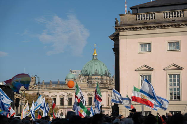 Gedenkfeier auf dem Bebelplatz in Berlin-Mitte, Zentrum der deutschen Hauptstadt;Gedenkveranstaltung 3. Jahrestag Terroranschlag der Hamas in Israel 7. Oktober. Nie vergessen. Niemals schweigen., Berlin Berlin Deutschland Bebelplatz