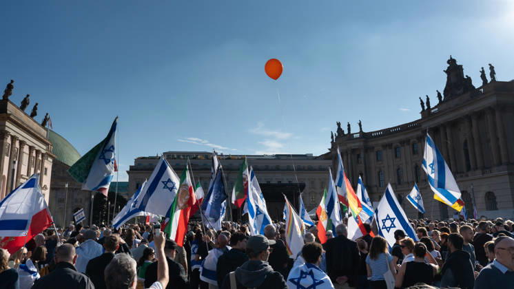Gedenkfeier auf dem Bebelplatz in Berlin-Mitte, Zentrum der deutschen Hauptstadt;Gedenkveranstaltung 3. Jahrestag Terroranschlag der Hamas in Israel 7. Oktober. Nie vergessen. Niemals schweigen., Berlin Berlin Deutschland Bebelplatz