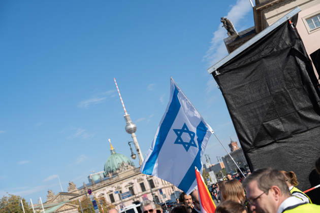 Gedenkfeier auf dem Bebelplatz in Berlin-Mitte, Zentrum der deutschen Hauptstadt;Gedenkveranstaltung 3. Jahrestag Terroranschlag der Hamas in Israel 7. Oktober. Nie vergessen. Niemals schweigen., Berlin Berlin Deutschland Bebelplatz