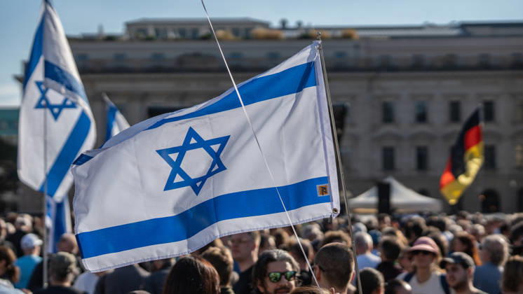 Gedenkfeier auf dem Bebelplatz in Berlin-Mitte, Zentrum der deutschen Hauptstadt;Gedenkveranstaltung 3. Jahrestag Terroranschlag der Hamas in Israel 7. Oktober. Nie vergessen. Niemals schweigen., Berlin Berlin Deutschland Bebelplatz