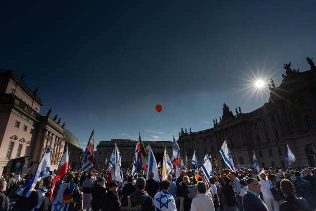 Gedenkfeier auf dem Bebelplatz in Berlin-Mitte, Zentrum der deutschen Hauptstadt;Gedenkveranstaltung 3. Jahrestag Terroranschlag der Hamas in Israel 7. Oktober. Nie vergessen. Niemals schweigen., Berlin Berlin Deutschland Bebelplatz