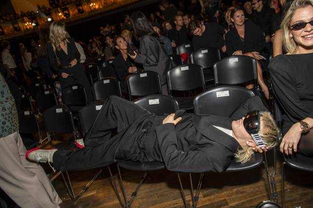 ABB ABOUTYOU- Ski Aggu liegt auf den Stuehlen zu Gast bei der ABOUT YOU Opera Fashion Show im Admiralspalast am 07.10.2026 in Berlin Berlin Deutschland