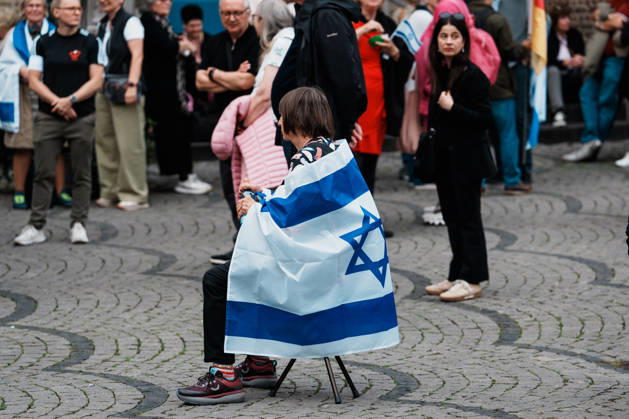 Kundgebung in Düsseldorf zum Jahrestag des Terrorangriffs der Hamas auf Israel am 7. Oktober 2023 und gegen Antisemitismus, Frau mit Flagge, Fahne Copyright: xThiemoxRudolphx
