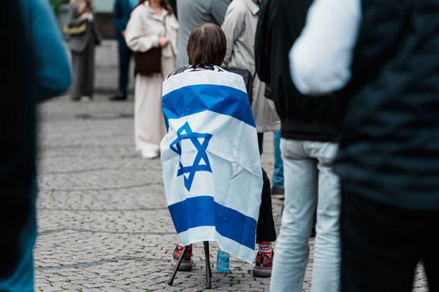 Kundgebung in Düsseldorf zum Jahrestag des Terrorangriffs der Hamas auf Israel am 7. Oktober 2023 und gegen Antisemitismus, Frau mit Flagge, Fahne Copyright: xThiemoxRudolphx
