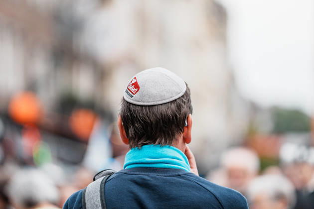 Kundgebung in Düsseldorf zum Jahrestag des Terrorangriffs der Hamas auf Israel am 7. Oktober 2023 und gegen Antisemitismus, Mann mit Kippa, Chabad Düsseldorf Copyright: xThiemoxRudolphx
