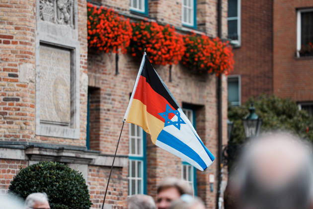Kundgebung in Düsseldorf zum Jahrestag des Terrorangriffs der Hamas auf Israel am 7. Oktober 2023 und gegen Antisemitismus, Fahne Deutschland, Israel, Flagge Copyright: xThiemoxRudolphx