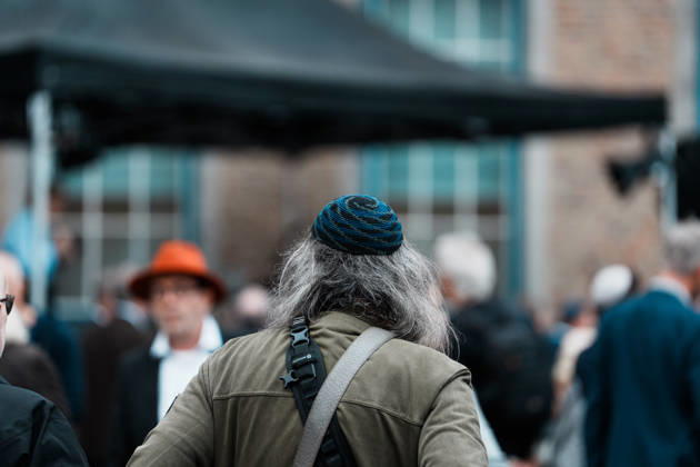 Kundgebung in Düsseldorf zum Jahrestag des Terrorangriffs der Hamas auf Israel am 7. Oktober 2023 und gegen Antisemitismus, Mann mit Kippa Copyright: xThiemoxRudolphx
