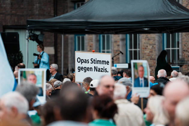 Kundgebung in Düsseldorf zum Jahrestag des Terrorangriffs der Hamas auf Israel am 7. Oktober 2023 und gegen Antisemitismus, Schild, Opas Stimme gegen Nazis Copyright: xThiemoxRudolphx