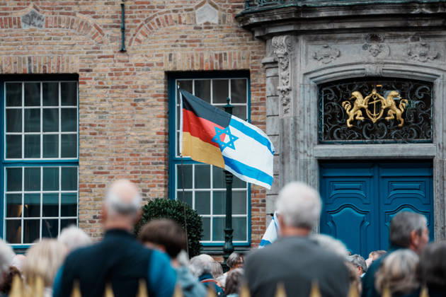 Kundgebung in Düsseldorf zum Jahrestag des Terrorangriffs der Hamas auf Israel am 7. Oktober 2023 und gegen Antisemitismus, Flagge, Fahne, Deutschland Israel Copyright: xThiemoxRudolphx