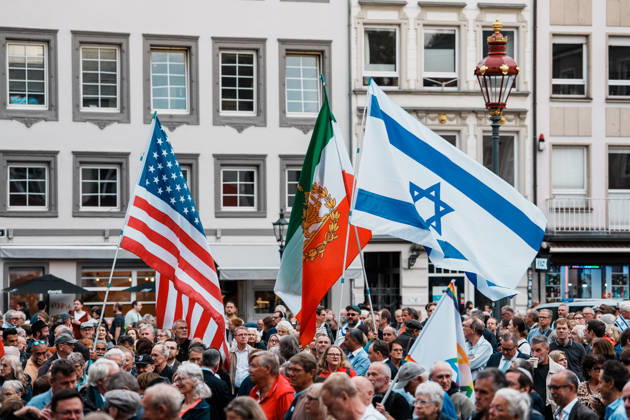 Kundgebung in Düsseldorf zum Jahrestag des Terrorangriffs der Hamas auf Israel am 7. Oktober 2023 und gegen Antisemitismus, Flagge, Fahne, USA, Iran, Die historische Löwe-und-Sonne-Flagge, Israel, Totale Copyright: xThiemoxRudolphx
