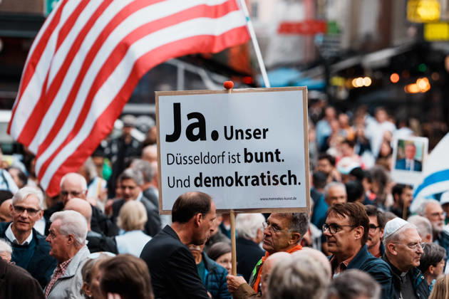 Kundgebung in Düsseldorf zum Jahrestag des Terrorangriffs der Hamas auf Israel am 7. Oktober 2023 und gegen Antisemitismus, Schild Düsseldorf bunt und demokratisch Copyright: xThiemoxRudolphx