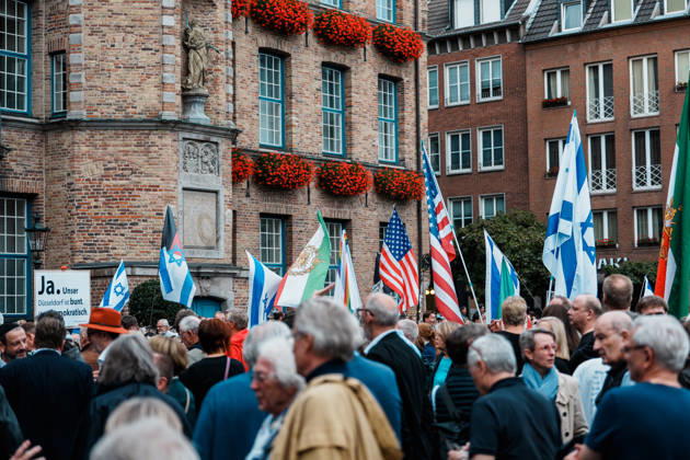 Kundgebung in Düsseldorf zum Jahrestag des Terrorangriffs der Hamas auf Israel am 7. Oktober 2023 und gegen Antisemitismus, Fahnen, Flaggen vor Rathaus, USA; historische Flagge Iran, Israel Copyright: xThiemoxRudolphx