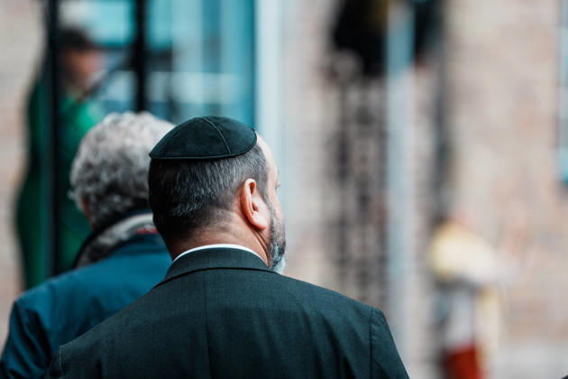 Kundgebung in Düsseldorf zum Jahrestag des Terrorangriffs der Hamas auf Israel am 7. Oktober 2023 und gegen Antisemitismus, Mann mit Kippa Copyright: xThiemoxRudolphx